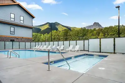 Image de Wifi - Heated Pool - Hot tub - Stunning Views - Fitness Center-5 mins to Canmore