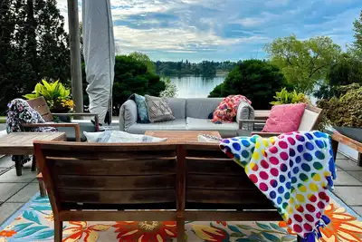 Lakeside 3 bedroom Home in Seattle's Green Lake with optional detached Cottage