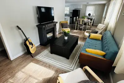 Image de Charming 3-bedroom Mountain Getaway perfectly located in desirable Lake Harmony.