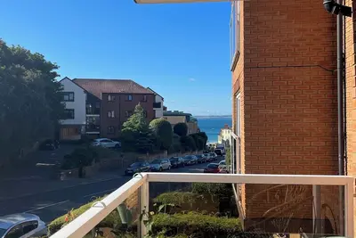 Image de Vibrant spacious flat 2 minute walk to the beach with sea views from the balcony