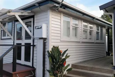 Charming 1-bedroom house in enchanting Upper Hutt with WiFi