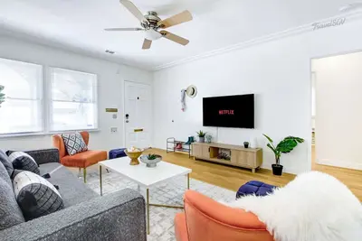 Image de 2br Home Near Dtla, Parks, & Disneyland #TravelSGV