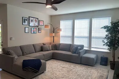 Image de Charming 4-bedroom house with theater room, pool table, poker table, and bar.