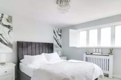 Image de Recently renovated, modern house. Next to train station. 30 minutes to London.