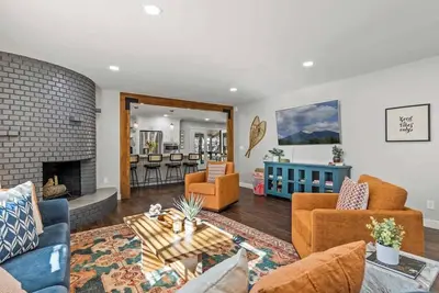 Image de Renovated Cabin | Int Design | Gameroom! | HotTub