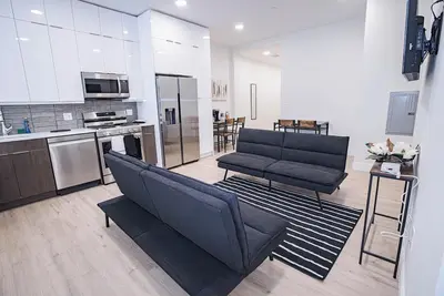 Image de Charming 2-bedroom 15 min to Nyc by bus with Ac, WiFi, Elevator, Washer\/Dryer