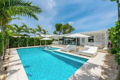 Image de Surfside Beach Bungalow - heated saltwater Pool & Spa! 2 blocks from the beach!