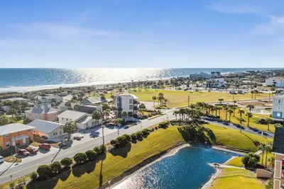 Image de New: Golf Cart, Pool, Hot Tub, Steps to Beach - 3 Bed\/2 Bath Condo @ Ocean Park