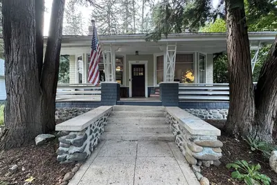 Image de Craftsman Charm, 2-bedroom house with Ac, WiF, Tranquil Setting