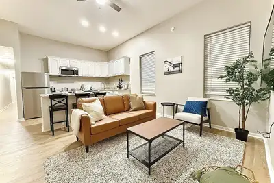 Image de 2 Bedroom with Parking! Steps from Washington Park in Over-The-Rhine!