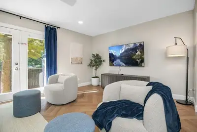 Image de Gorgeous New 5-bedroom townhome with Ac, WiFi in charming South Bend- walk to Nd