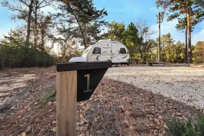 Image de Cozy Glamping in enchanting Marianna with Ac, WiFi