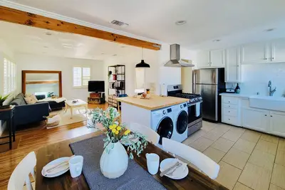 Image de Newly renovated 2 bedroom/1bath with a study and charming outside patio