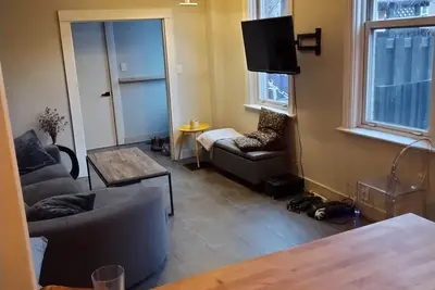 Image de Cozy 1-bedroom in a fancy Victorian house in delightful Toronto