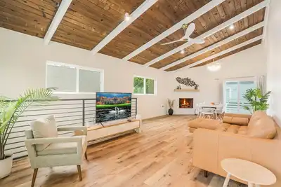 Image de New! Stunning Beach house, Steps to Sand, King Beds, Game Room, Family Friendly