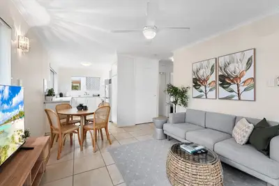 Image de The Tropical - Simple Pet-Friendly 2br Near Beach & Tram with Ac