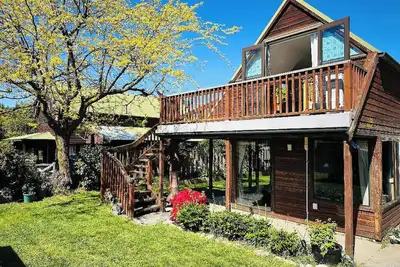 Image de Nested in the heart of Wanaka, only 5 minutes walk to the Lake.