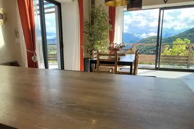 Image de Villa surplombant la nature, grande terrasse panoramique vue lac et montagnes