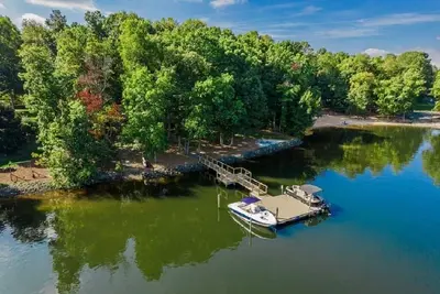 Image de Waterfront House W/ Boat Dock & Ramp On Lake Norman - 4 Br, 3 Bath Mooresville