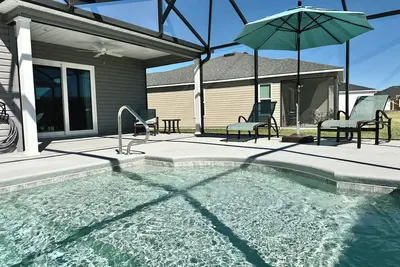 Image de 3/2 with a Pool in The Village of Shady Brook!