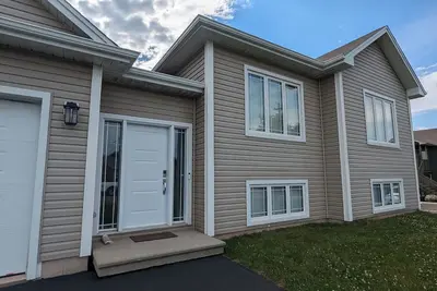 Image de Coastal Haven: Spacious 4-Bedroom Home Just 15 Minutes from the Beach