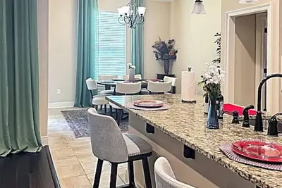 Image de Stay in luxury and comfort during your next work contract or vacation at the Bellview Bungalow.