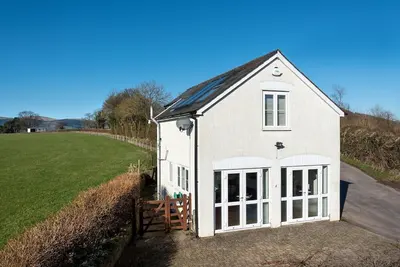 Image de Walk, cycle, explore or just watch views of the Brecon Beacons at Glanpant Bach