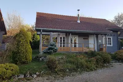 Image de . chalet finlandais avec sauna entrée parc naturel du haut jura, pleine campagne