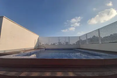 Image de Very beautiful penthouse with a hot swimming pool under blue skies.