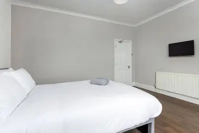 Image de Room#5 @ Jubilee House w/ FreeWifi, Desk & SmartTV