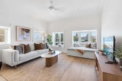 Image de Iconic Bondi Beach Panorama from Stylish Retreat