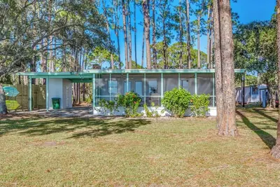Goat by the Bay- cute bayfront farmhouse!