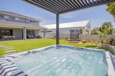 Image de Shoreline Luxe Refined Beachside Elegance with Spa