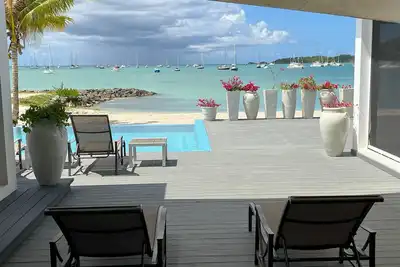 Image de Luxurious beachfront villa with private pool