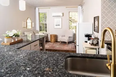 Image de Boutique 1 Br at Park Place!