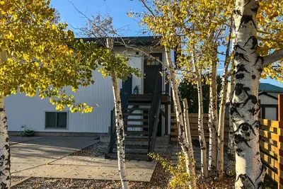 Image de Adorable Duplex just one mile from Bozeman airport. 2-bedroom with 1 bath. 🛁