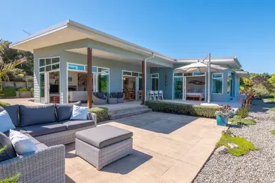 Image de Discover the joy of modern living with the stunning Ruby Bay Haven