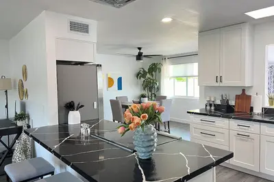 Image de Amazing and Modern Sun City Home on the Golf Course!