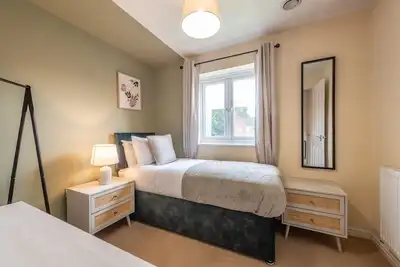 Image de 4 Br, Free Parking, Close to city, Sleeps 7