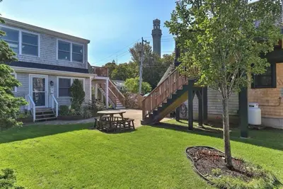 Image de Charming 2-bedroom, 2-bathroom condo! Centrally located minutes from the ferry!