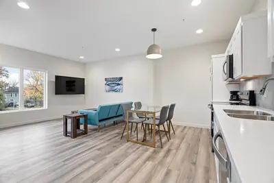 Image de Charming hotel suite in enchanting Evansville with Ac, WiFi & parking