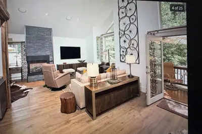 Image de Serene 3-bedroom 3. 5 bath house with hot tub and parking next to the bus stop!