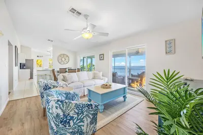 Image de Beautiful Direct Riverfront Paradise Home