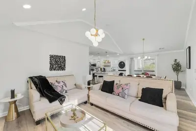 Image de Renovated bungalow in Dt Raleigh w firepit &k bed