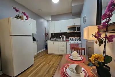 Image de Cozy Studio 10 minutes walk to Lansdowne Subway Station