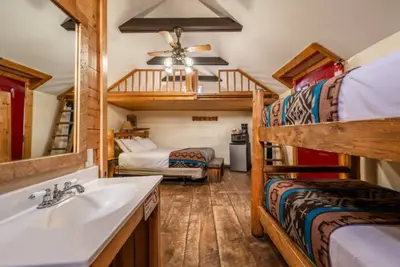 Image de Settler Cabin bathroom in unit