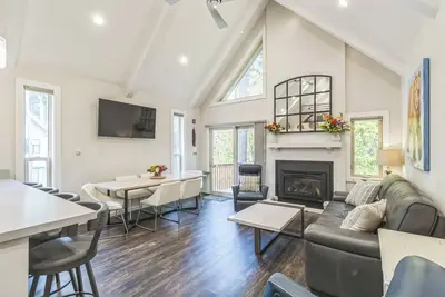 Image de Tahoe Incline Creek Retreat - modern townhome overlooking Incline Creek in Tahoe