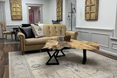 Image de All Remodeled 5 Star. Steps to square! 3 Bedroom 2 Bath Front Half of cottage.