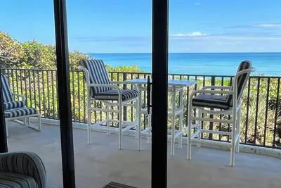 Image de Beautiful Oceanfront Corner Unit with panoramic views completely remodeled.