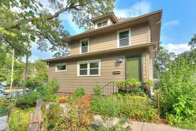Image de House of Funk - A Cozy & Eclectic Retreat in Des Moines’s Drake Neighborhood\n